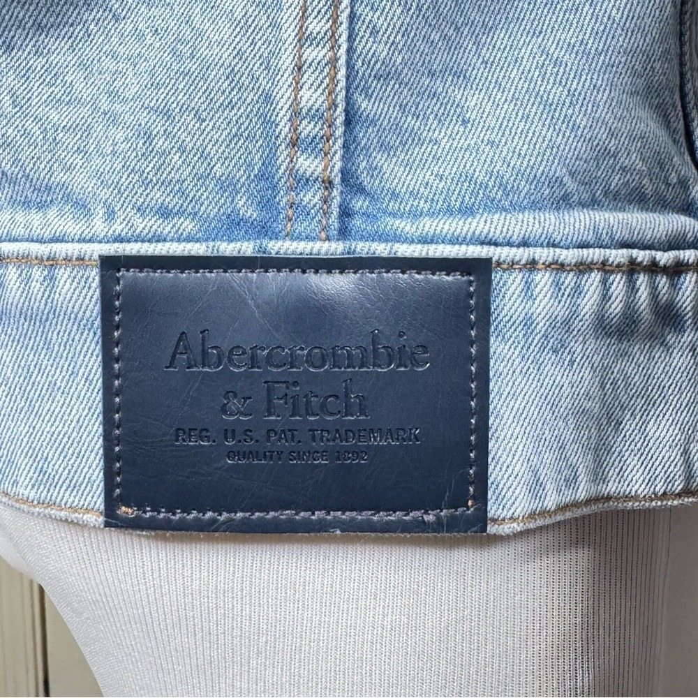 Abercrombie & Fitch Women XS Denim Jacket Light Wash Distressed Classic Grunge - Picture 3 of 8